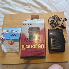 SONY WM-FX23 WALKMAN CASSETTE PLAYER & AM/FM RADIO. COMPLETE KIT IN ORIGINAL BOX