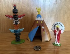 BRITAINS HERALD INDIAN CAMP x 3 FIGURES  - TOTEM POLE, TEEPEE, CHIEF