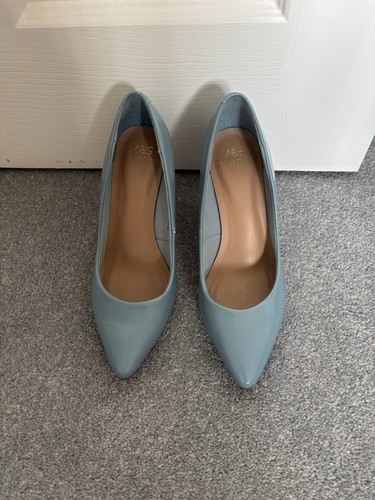 Pale blue size - pale,