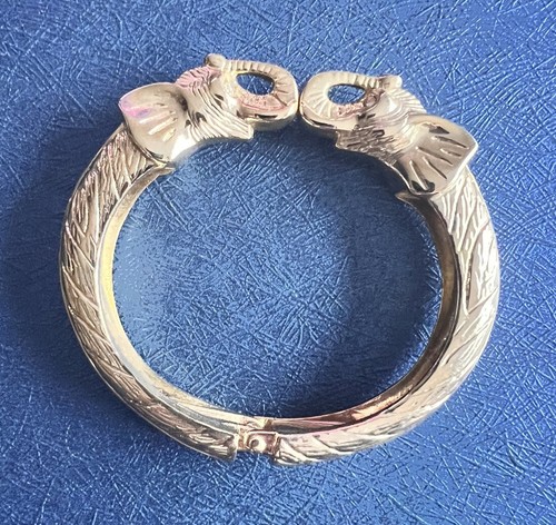 Double elephant kissing head - kissing,