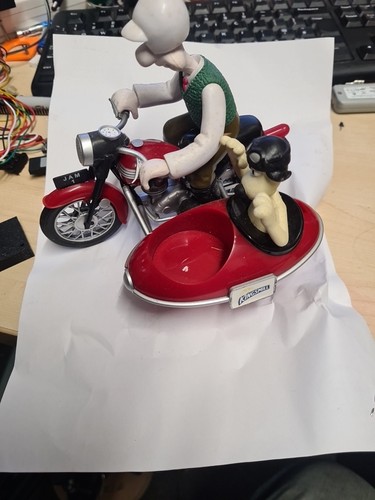 Wallace and gromet pull - pull,
