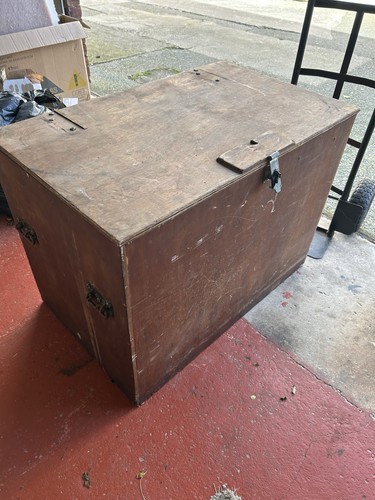 Large wooden lockable crate - large,