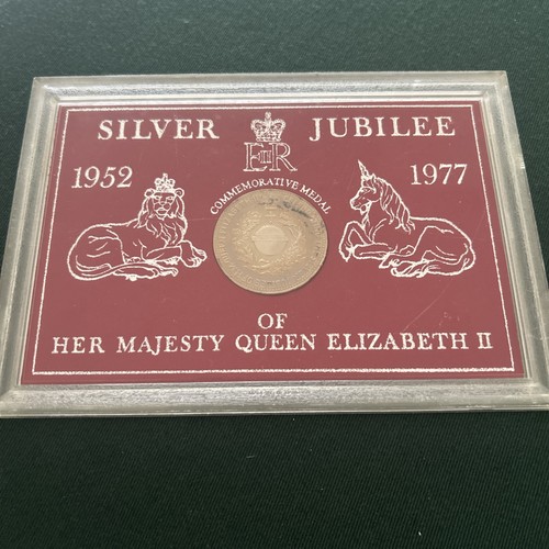 Vintage queen elizabeth ii - m,