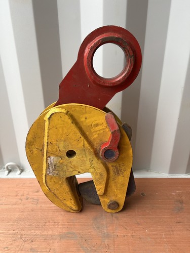 Vertical plate lifting clamp
