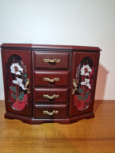 Vintage musical jewellery - musical, box