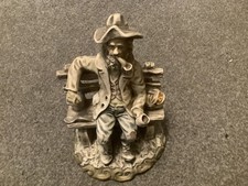 capodimonte tramp on a bench