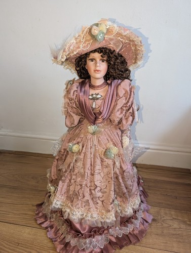 Large haunted porcelain - ,