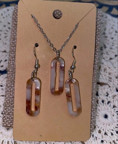 Gold tone acrylic necklace - gold,