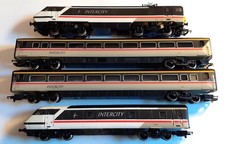HORNBY OO GAUGE - INTERCITY 225 CLASS 91 LOCOMOTIVE WITH COACHES AND TRAILER