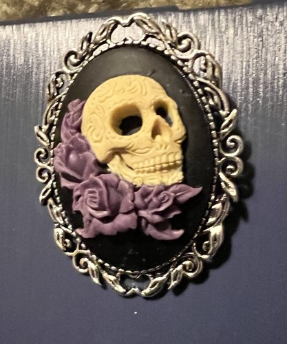 Large skull purple roses - purple, cameo