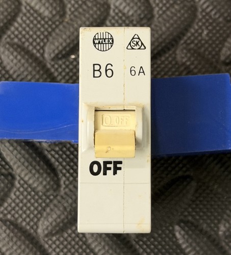 Wylex type push plug - 6a, b