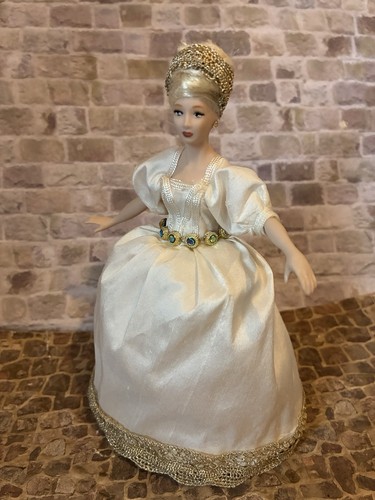 Dolls house scale - dolls,