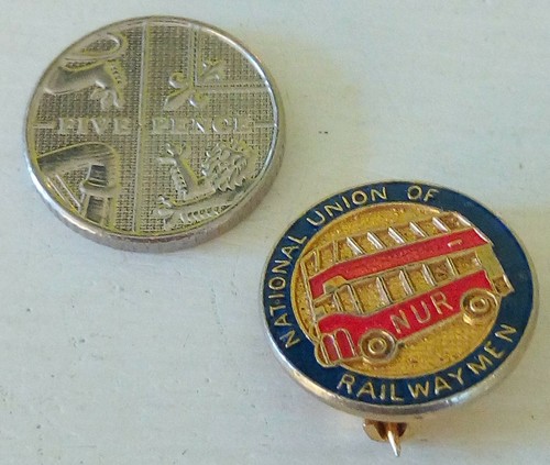 Bus workers nur lapel - bus,
