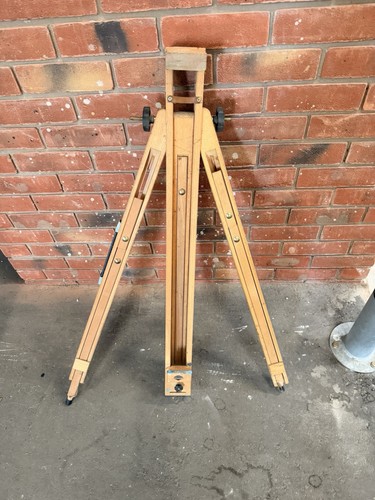 Wooden field travel artist - field/travel,