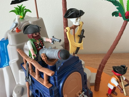 Playmobil pirate island - playmobil,