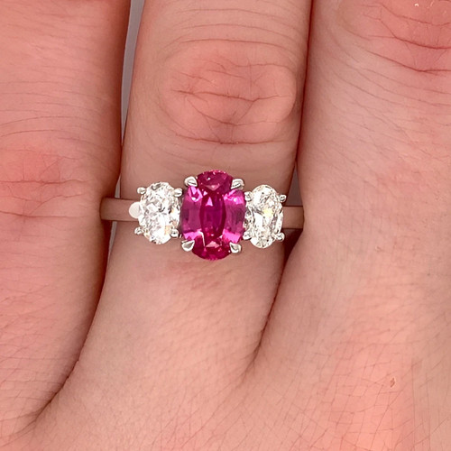 Oval cut pink sapphire - ct,