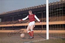 Modern HAND SIGNED 6x4 Photo : ARSENAL 1963 IAN URE (029)