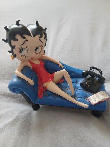 Betty boop relaxing lounger - on,