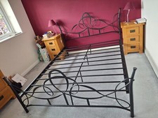 King size bed Black Metal Sturdy Easy assembly Pre-owned In excellent condition