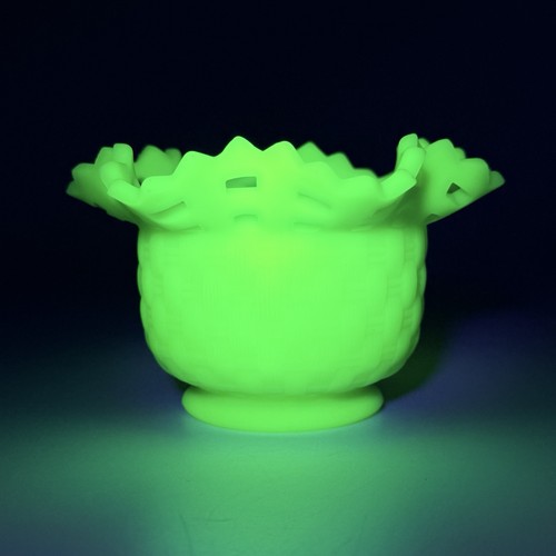 Vtg uranium fenton - uranium, basket