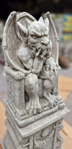 Horned devil pedestal - pedestal, –