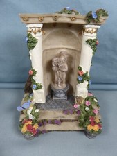 Dolls House - 1:12 - Garden Statue in Alcove decorated with flowers & birds