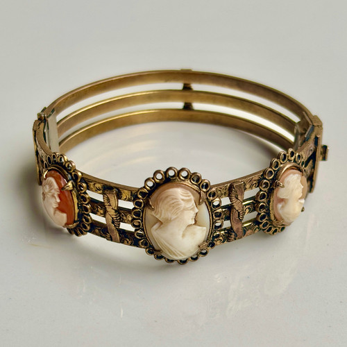 Vintage gold tone cameo - gold-tone, hinge