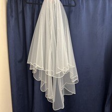 Ivory fingertip veil in