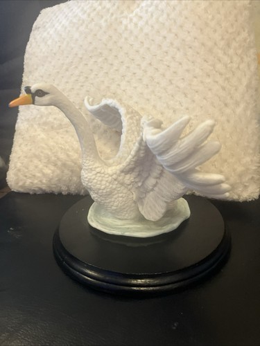 Swan flight ornament - in,