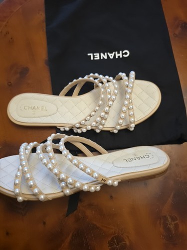 Stunning chic chanel lambskin - stunning,