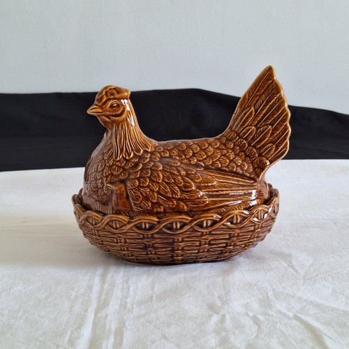 Vintage portmeirion hen - hen, on