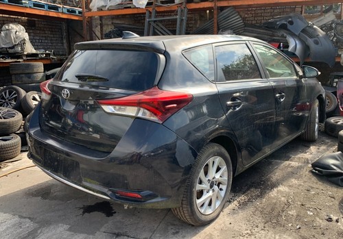 Toyota auris petrol 2015 - 1.6,
