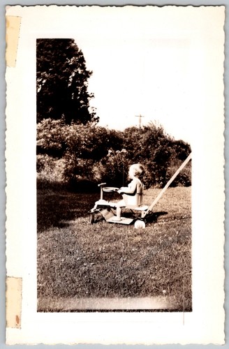 Vtg snapshot toddler baby - b&w,