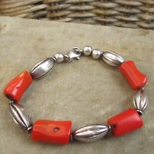 LOVELY VINTAGE NATIVE AMERICAN NATURAL CORAL & STERLING SILVER BEAD BRACELET