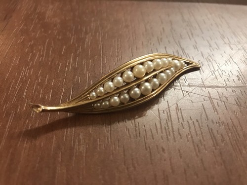 Trifari faux pearl gold tone - trifari,