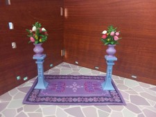 Purple rug, plinths, vases, flowers (Frozen) From Disney Dolls House scale 1:20