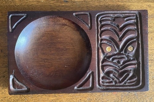 Vintage new zealand carved - new,