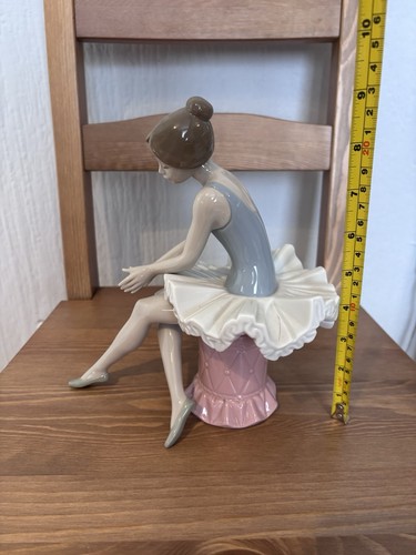 Nao 1179 sitting - sitting, dancer