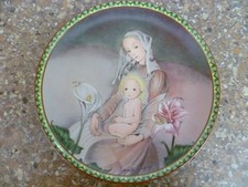 A COLLECTIBLE PORCELAIN PLATE