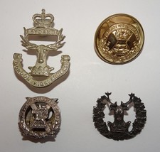 A GORDON HIGHLANDERS JOB LOT OF THREE BADGES AND ONE BUTTON