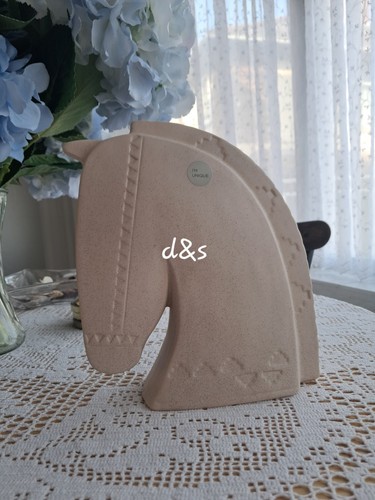 Next natural horse head - next,