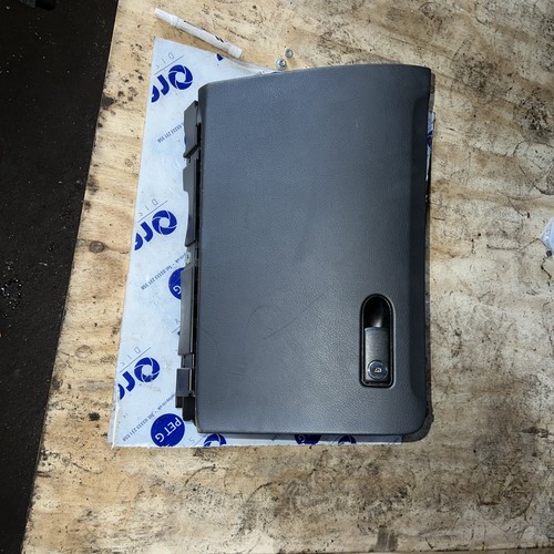 Mercedes glc glove box - mercedes,