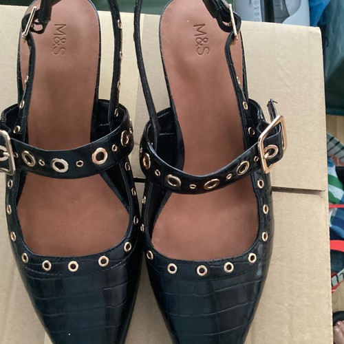 Cort shoes with kitten heel