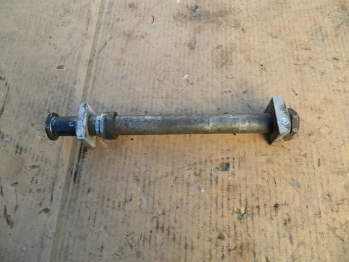 Rear wheel spindle axle - , bolt