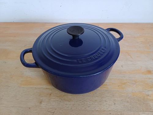 Rare navy blue creuset - navy,