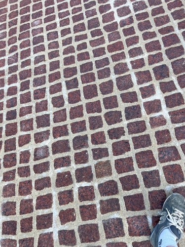 Tonne granite setts - of, red