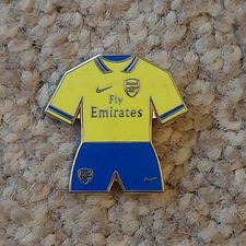 Arsenal Kit Pin Badge  (Ref #18)