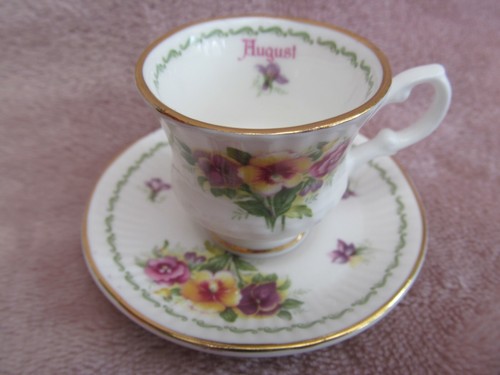 Queen miniature cabinet - miniature, cup