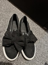 Ladies Size 5 Plimsole Shoes Black With A Pretty Bow