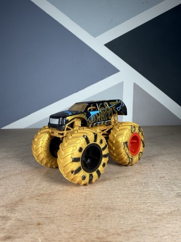 Hot wheels monster trucks 64 - hot,